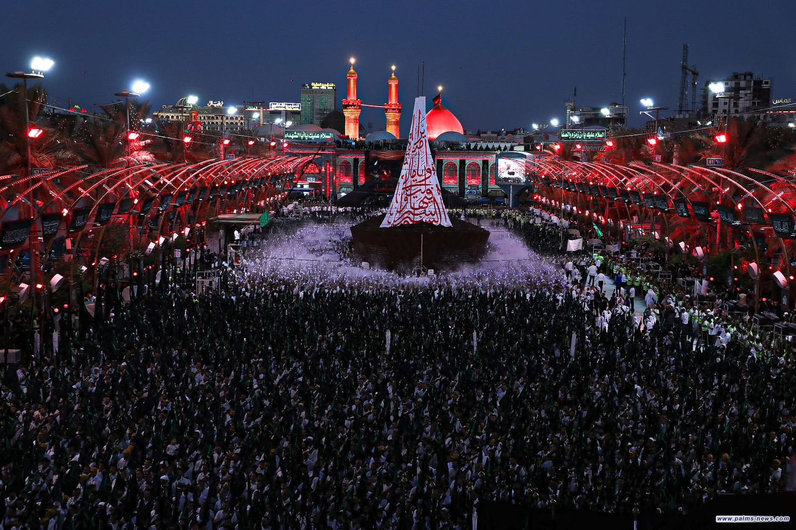 موكب بني عامر يبدع بتكوين سفينة النجاة بين الحرمين وهي تحمل عبارة "إن الحسين مصباح الهدى وسفينة النجاة"